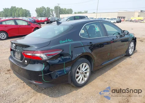 2022 Toyota Camry Le z USA, uszkodzony, nr VIN 4T1C11AK7NU048221
